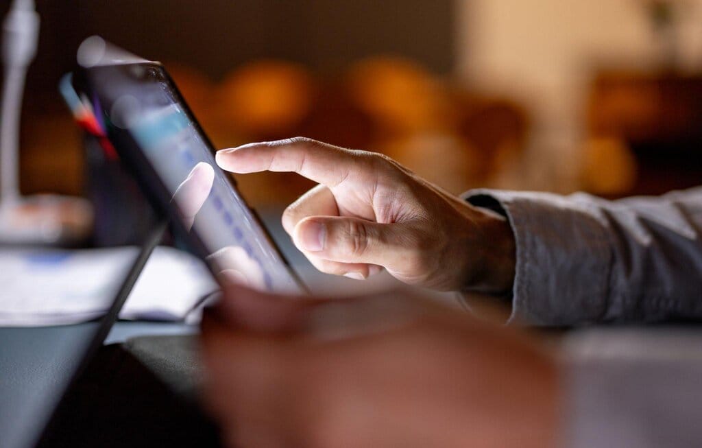 hand_scrolling_tablet